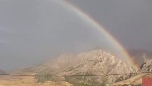 Elazığ'da yağmur sonrası ortaya çıkan gökkuşağı görenleri hayran bıraktı