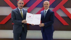 FÜ Rektörü Prof. Dr. Göktaş, mazbatasını aldı