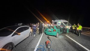 Elazığ'da otomobil demir korkuluklara çarptı: 1 ölü,5 yaralı