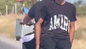 Elazığ'da tehlikeli yolculuk: Motosiklete ters oturdu