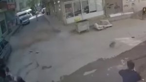 Deprem anında binadan kopan molozlardan kıl payı kurtuldu: O anlar kamerada