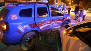 Elazığ'da jandarma aracı ile otomobil çarpıştı: 3 yaralı