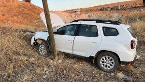 Elazığ'da otomobil şarampole yuvarlandı: 3 yaralı