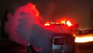Elazığ'da seyir halindeki araç alev topuna döndü