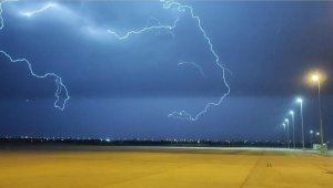 Elazığ'da şimşekler geceyi aydınlattı