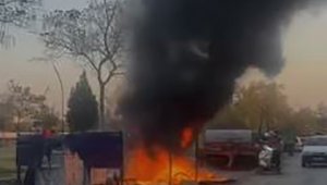 Elazığ'da hurda atıklar alev alev yandı