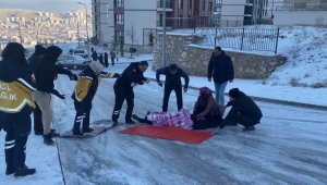 Buzda düşüp yaralanan vatandaşa ulaşmak için insan zinciri oluşturdular, ayakkabılarını çıkarıp yere kilim serdiler