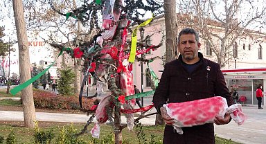 Elazığ'da çam ağacına Filistin bayrakları ve kanlı torbalar asıldı, yılbaşı kutlamaları kınandı