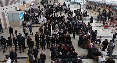 Elazığ'da umre kafilesini yüzlerce kişi uğurladı
