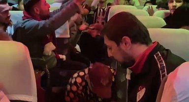 Elazığsporlu taraftarlar otobüste çiğ köfte yoğurdu