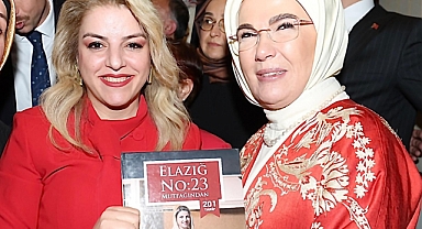Mehtap Özer Seyran, Emine Erdoğan’a, Elazığ No:23 Mutfağı Kitabını hediye etti