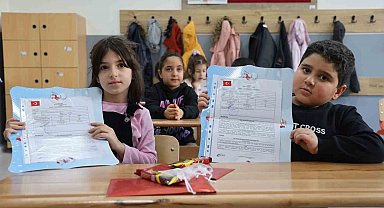 Elazığ'da 120 bin öğrenci karne heyecanı yaşadı