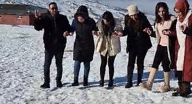 Elazığ'da kar üstünde halay