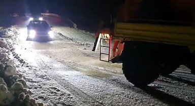 Elazığ'da yolda mahsur kalan araçlar kurtarıldı