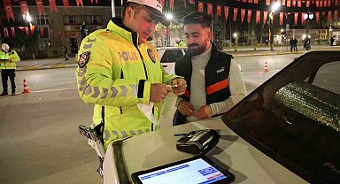 Farlarını açmayı unuttu, yeni yılın ilk cezasını yedi