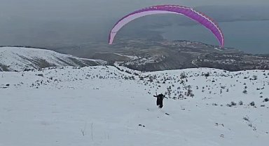 Hazarbaba Dağı'nda göl manzarası eşliğinde yamaç paraşütü