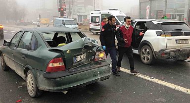 Yoğun sis ve buzlanma zincirleme kazayı beraberinde getirdi: 6 araç çarpıştı, 3 yaralı