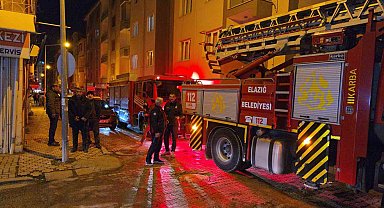 Çatı katından çıkan dumanlar itfaiyeyi alarma geçirdi