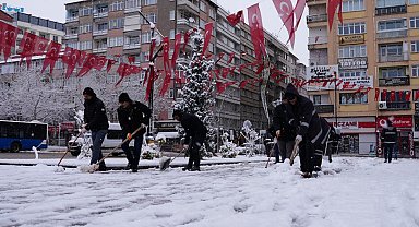 Elazığ Belediyesi karla mücadele çalışmalarını aralıksız sürdürüyor