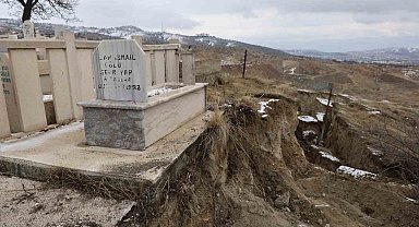 Elazığ'da 35 kabrin bulunduğu mezarlıkta heyelan