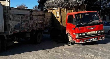 Elazığ'da demir yüklü kamyonun tehlikeli yolculuğu kameraya yansıdı
