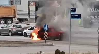 Elazığ'da Fiat Tofaş araç alev alev yandı
