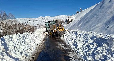 Elazığ'da kapalı köy yollarının açılması için çalışmalar sürüyor