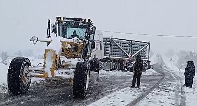 Elazığ'da kar yağışında yolda kalan tırlar, ekipler tarafından kurtarıldı