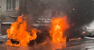 Elazığ'da park halindeki araçlar, alev topuna döndü