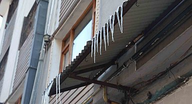 Elazığ'da termometreler eksiyi gösterdi, buz sarkıtları oluştu