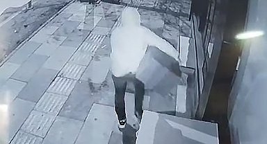 İş yeri önündeki dolabı çaldı, o anlar kamerada