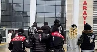 Kendilerini banka görevlisi olarak tanıtıp vatandaşları 2 milyon lira dolandırdılar