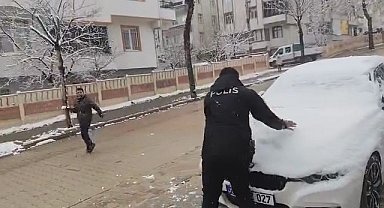 Polisler çocuklarla kar topu oynadı