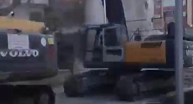 5 katlı bina tek dokunuşla yıkıldı, operatör kepçeden atlayarak kurtuldu