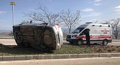 Ağacın sayesinde takla atmaktan kurtulan otomobil yan yattı: 1 yaralı