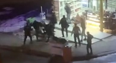 Elazığ'da büfede bıçaklı kavga, 1 kişi yaralandı: Kavga anı kamerada