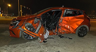 Elazığ'da hafif ticari araç ile otomobil çarpıştı: 3 yaralı