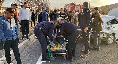 Elazığ'da karşı şeride geçen otomobil takla attı: 1 yaralı