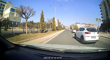 Elazığ'da trafikte makas atarak ilerleyen sürücü kameralara yansıdı