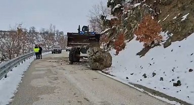 Hazarbaba Kayak Merkezi yolunda düşen kaya kaldırıldı