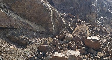Heyelan sonrası yola düşen taşlar temizlendi
