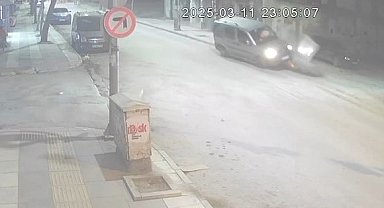 Kontrolden çıkan otomobil saha dağıtım kutusuna çarptı