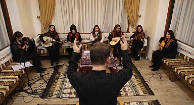 Kürsübaşı'na kadın eli değdi, izleyenler hayran kaldı
