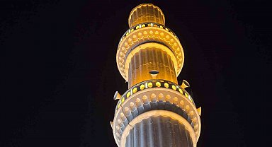 Türkiye'nin ilk asansörlü camisi gece aydınlatmasıyla Ramazan ayını karşılıyor