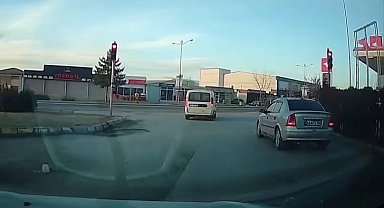Üst üste kırmızı ışık ihlali yapan sürücü kameralara yansıdı