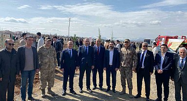 Vali Hatipoğlu çocuklarla birlikte fidan dikip can suyu verdi