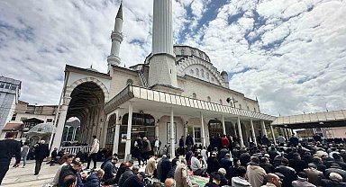 Bayram sonrası cuma namazı, yoğun katılımla kılındı