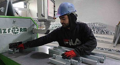 Depremin ardından açtıkları çelik konstrüksiyon fabrikasında 20 kişiye istihdam sağladılar