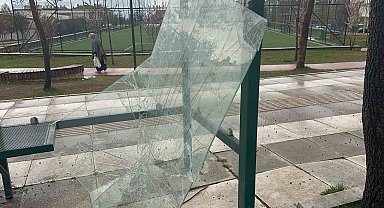 Elazığ'da otobüs durağına zarar veren 3 kişi yakalandı
