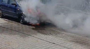 Elazığ'da park halindeki otomobil alev alev yandı
